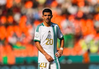Youcef Atal en maillot de football lors d'un match important.