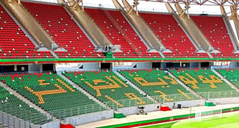 Stade Ali Ammar avec sièges rouges et verts, fermé après un mois d'ouverture.