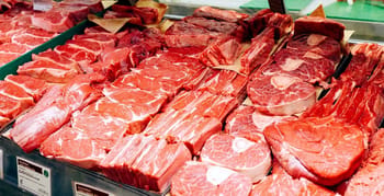 Sélection de viandes fraîches en supermarché algérien.