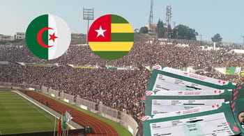 Drapeaux d'Algérie et du Togo lors du match de la CAN 2025.