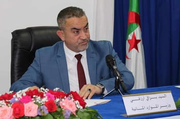 Ministre des Ressources Hydrauliques lors d'une conférence officielle.