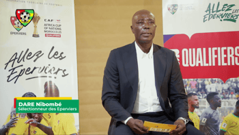 Daré Nibombé, sélectionneur des Éperviers, lors d'une conférence de presse.