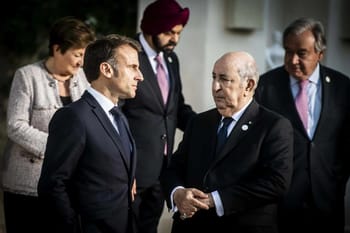 Emmanuel Macron en discussion avec un leader lors d'une rencontre officielle.