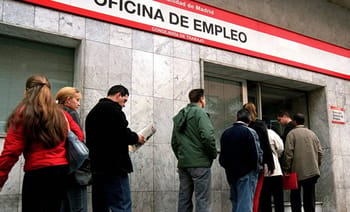 Gens faisant la queue devant une agence de l'emploi à Madrid.