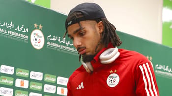 Mohamed Farsi lors d'une conférence de presse avec le maillot des Fennecs.