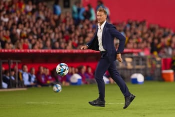 Hervé Renard en action sur le terrain de football.