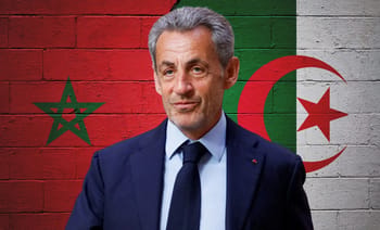 Sarkozy devant un mur avec drapeaux du Maroc et de l'Algérie.