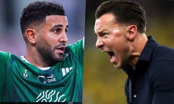 Riyad Mahrez et son entraîneur lors d'un match intense.