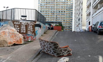 Mobilier abandonné et déchets dans une rue de Marseille.