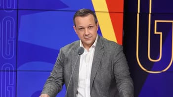 Mehdi Ghezzar en studio pour un débat politique.