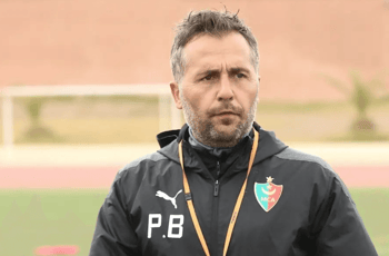 Révélations exclusives! Patrice Beaumelle cuisine une tactique incroyablement ingénieuse pour mettre la JSK à genou Patrice Beaumelle, entraîneur, lors d'une séance d'entraînement de football.