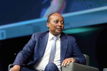 Incroyable! Patrice Motsepe refuse toute rémunération malgré des augmentations intéressantes proposées Patrice Motsepe en costume lors d'une conférence.