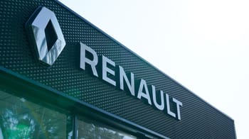 Logo Renault sur façade de concessionnaire en Algérie.