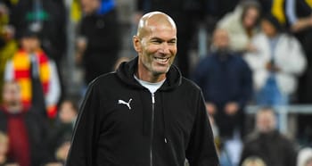 Zinedine Zidane souriant lors d'un événement sportif.