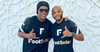 Yacine Brahimi et Ronaldinho portant des maillots Footsider.