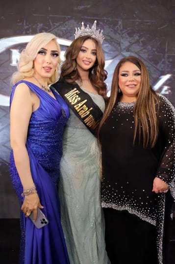 Zina Selim, Miss Arab Europe 2022, avec deux autres femmes lors de la cérémonie.