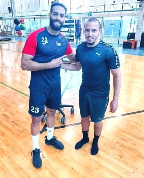 Ben Nasser se rend au Qatar pour cette raison Deux athlètes en tenue de sport dans une salle de sport au Qatar.