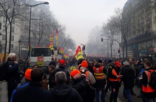 France -Loi sur l'immigration : des lycéens prennent d'assaut les rues de Paris et protestent Jeunes manifestants avec des banderoles et des gilets orange dans la rue de Paris.