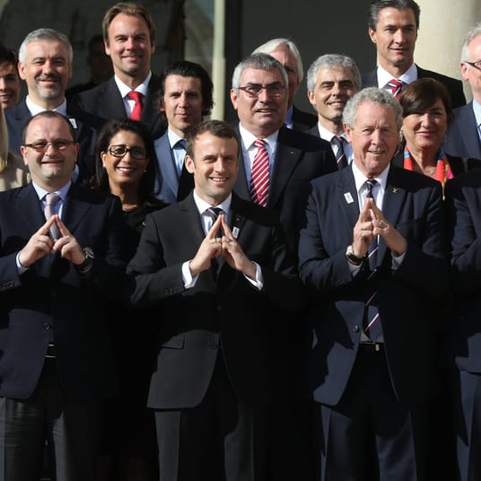 Emmanuel Macron avec signe maçonnique lors d'un rassemblement officiel.