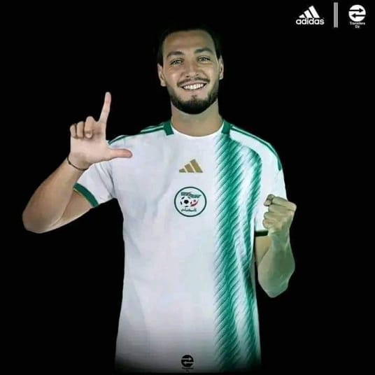Algérie : le nouveau maillot affole la toile Joueur algérien portant le nouveau maillot avec logo national.