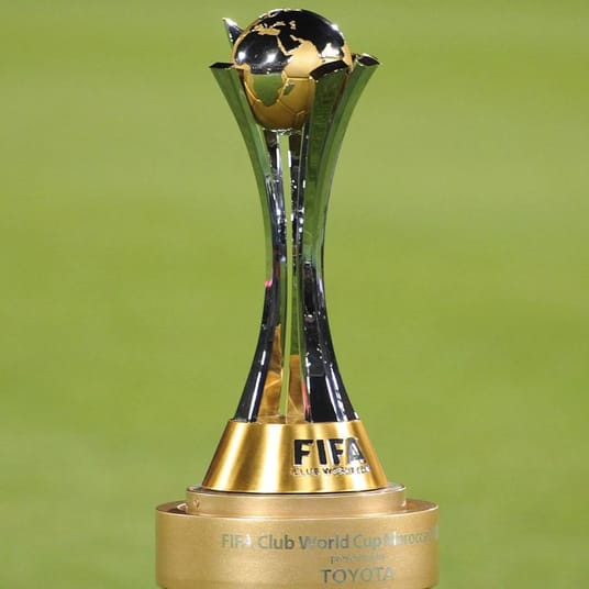 Trophée de la Coupe du Monde des Clubs en or et noir.
