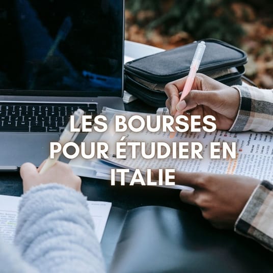 Bonne nouvelle aux Algériens! L’Italie offre une nouvelle bourse aux étudiants en 2023 Étudiants préparant des documents pour une bourse en Italie.