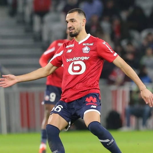 Footballeur Nabil Bentaleb lors d'un match, portant le maillot de Lille.
