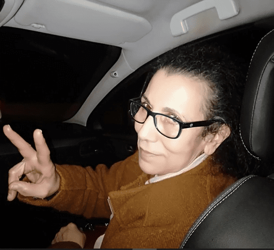 Élections locales : La "démarche exceptionnelle" du PT de Louisa Hanoune Louisa Hanoune dans une voiture, faisant un signe de paix.