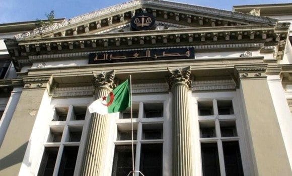 Le procès de l'ancien gouverneur Moussa Ghalay a été reporté au 26 juillet Façade d'un tribunal algérien avec drapeau national algérien.