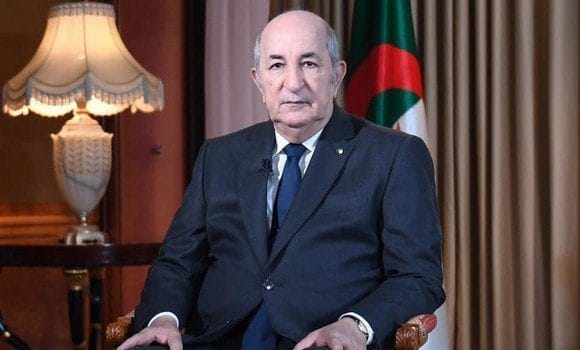 Tebboune en costume lors de la journée nationale de l'Imam.