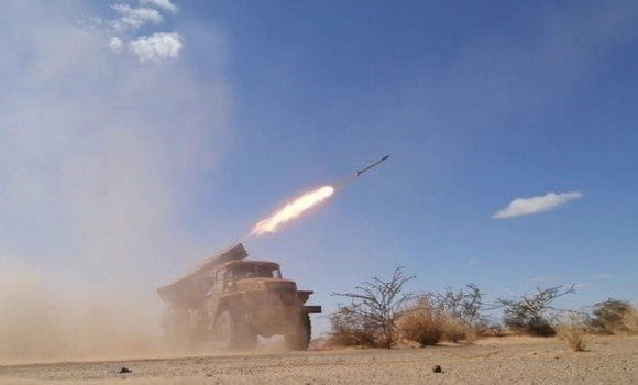 APLS : Plusieurs bombardements contre des sites marocaines ! Missile lancé dans le ciel avec une traînée de feu et de fumée.