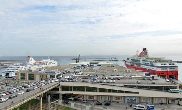 Découvrez le nouveau nom du port d'Alger Vue du port d'Alger avec navires et infrastructures portuaires.