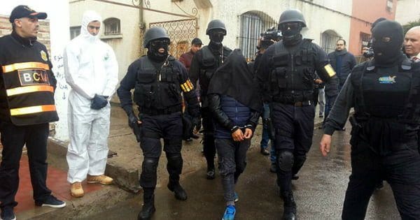 Démantèlement d’une « cellule terroriste » de Rachad à Médéa Forces de sécurité arrêtant un suspect lors d'une opération à Médéa.