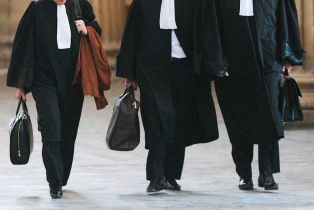 Tairi Ibrahim nouveau syndicaliste des avocats algériens Groupe d'avocats en robe noire dans un tribunal algérien.