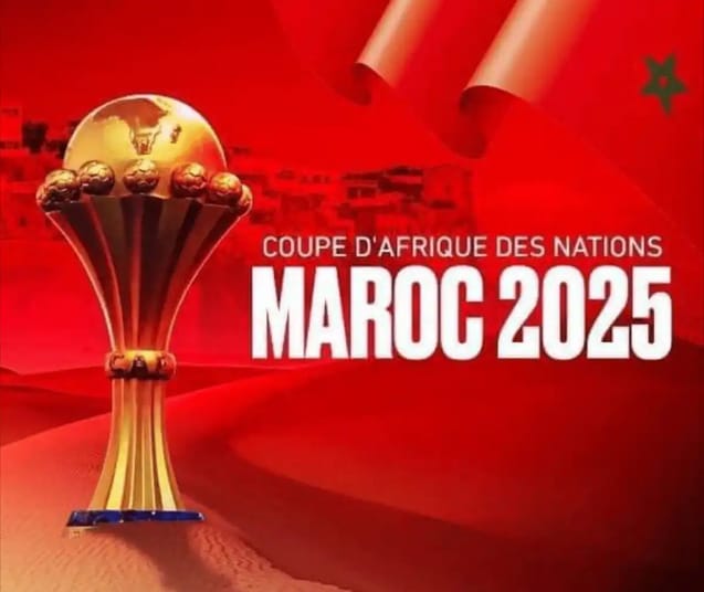 Report/CAN 2025 : Romain Molina foudroie le Maroc Trophée de la CAN 2025 avec fond rouge et drapeaux marocains.