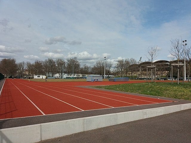 Championnats arabes d’athlétisme : mauvais départ pour les algériens Piste d'athlétisme vide sous ciel nuageux en Algérie.