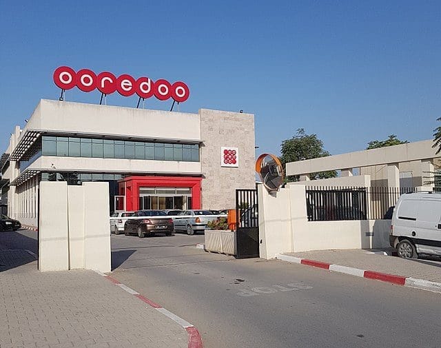 Les surdoués algériens bénéficient de l’accompagnement de Ooredoo Entrée du centre Ooredoo avec logo visible et parking.