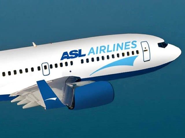 Ces compagnies aériennes ne servent pas d’alcool dans leurs avions Avion d'ASL Airlines survolant l'océan.