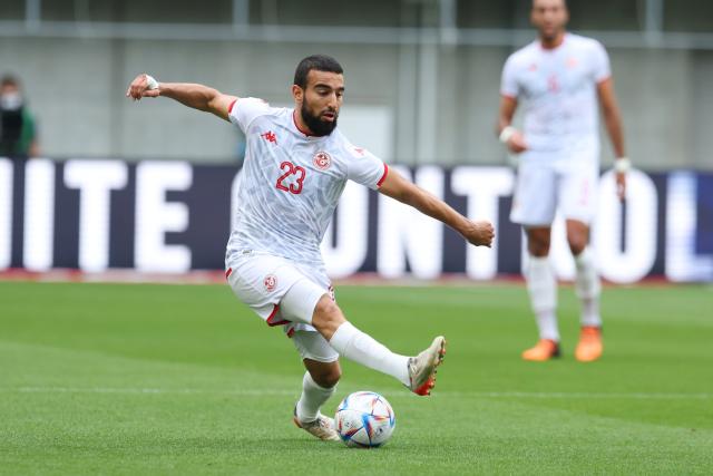 Joueur tunisien en pleine action lors d'un match amical.