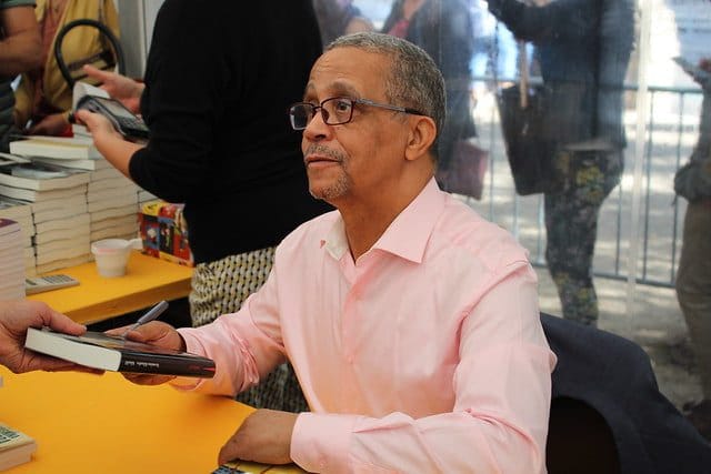 La file d'attente pour acheter le dernier livre de "Yasmina Khadra" fait l'événement Yasmina Khadra signant des livres lors d'une séance de dédicaces.