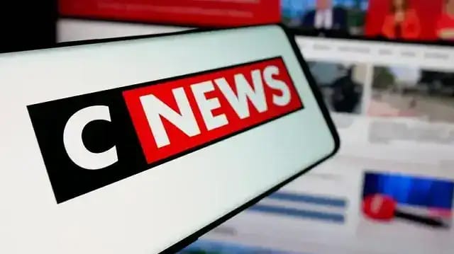 Capture d'écran du logo CNews avec des images de nouvelles en arrière-plan.