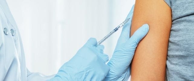 Le ministre de l'Intérieur ordonne aux gouverneurs de mobiliser tous les moyens pour accélérer le rythme de la vaccination contre le Covid-19 Professionnel de santé administrant un vaccin Covid-19 à un patient.