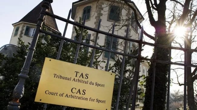 Youcef Belaili : ce que change la décision du TAS pour lui Panneau TAS et CAS Tribunal Arbitrale du Sport en extérieur.