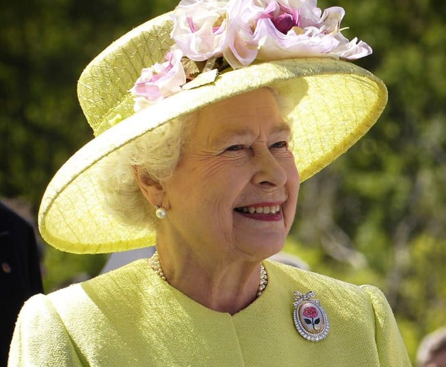 Découvrez les gestes de solidarités de la reine Elisabeth II envers l’Algérie Reine Elisabeth II portant un chapeau jaune avec fleurs roses.