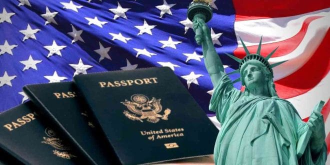 Visa américain : Trump supprime 12 mois d'attente pour les Maghrébins Passeports américains avec Statue de la Liberté en arrière-plan.