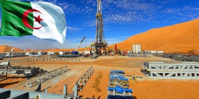 Plateforme pétrolière en Algérie avec drapeau national et désert.