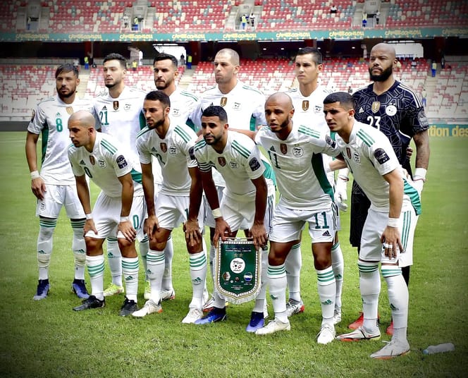 Top 40 des meilleurs clasicos en sélection: l'Algérie rafle 3 places Groupe de joueurs de football algériens en tenue officielle sur le terrain.