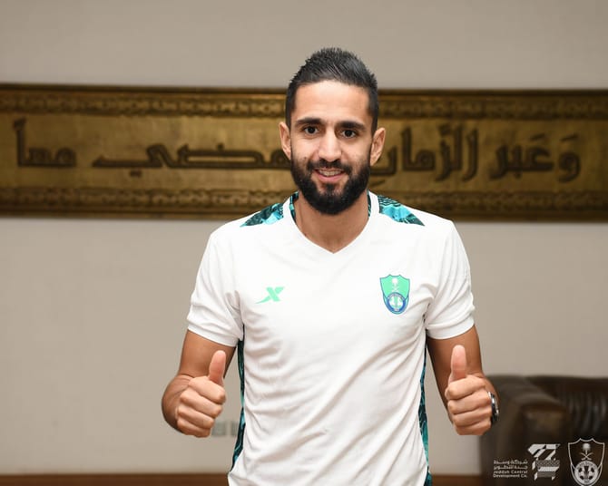 Transfert : Boudebouz rejoint Al-Ahli Djeddah Boudebouz souriant en maillot d'Al-Ahli Djeddah, prêt pour la nouvelle saison.