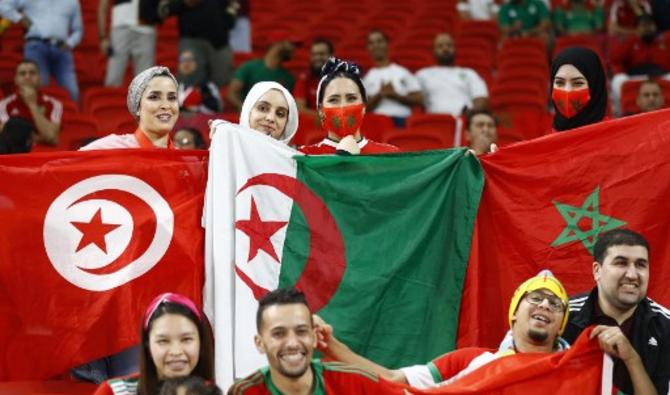 Indice de paix: l'Algérie ne fait pas mieux que la Tunisie et le Maroc. Supporters maghrébins avec drapeaux de Tunisie, Algérie et Maroc.