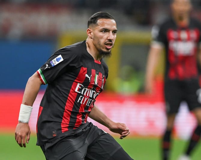 Joueur de football Bennacer en pleine action sur le terrain.